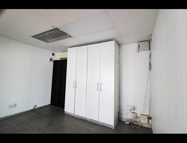 824M² SHOWROOM FOR SALE IN GLENLILLY